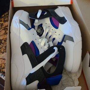Nike flight hurrache. Sz 5Y. NWT.